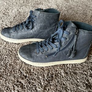 UGG Blaney side zip tassel boot/sneaker size 8 so comfortable, Pristine